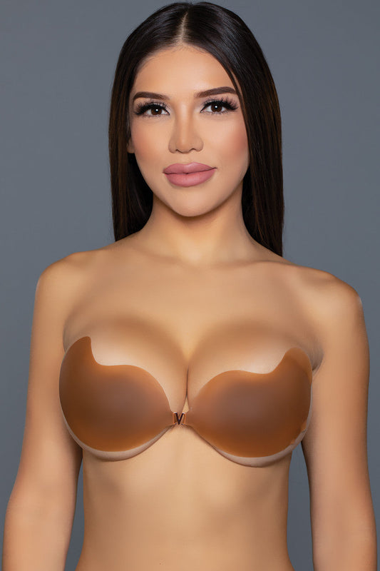 Immerse yourself in unparalleled comfort and discreet support with a playful twist. This adhesive bra brings the innovative design of mango-shaped silicone cups, offering a natural and flattering lift that's as unique as it is functional. Cups held together by a V-shape metal buckle Lifting mango-shaped cups Seamless Back adhesive Handwash with mild soap in cold water, air dry. Do not use powder/moisturizer/oils/fragrances near the bust area. Do not apply over broken, damaged, or sun-burned skin, if you ha